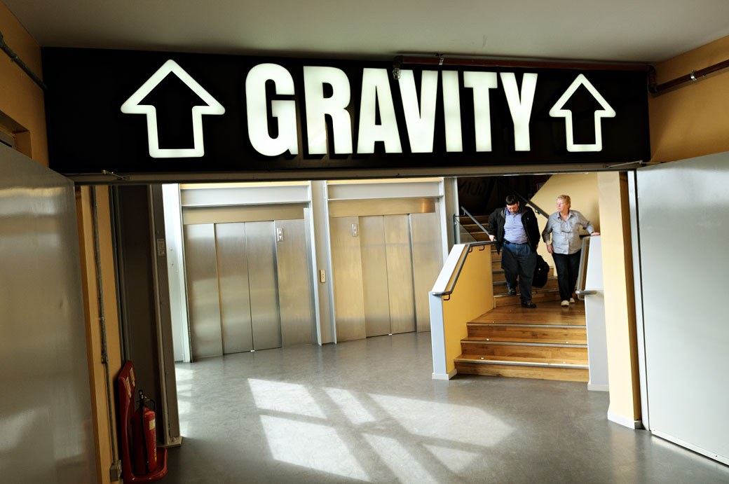 Couple qui revient du Gravity Bar au Guinness Storehouse à Dublin