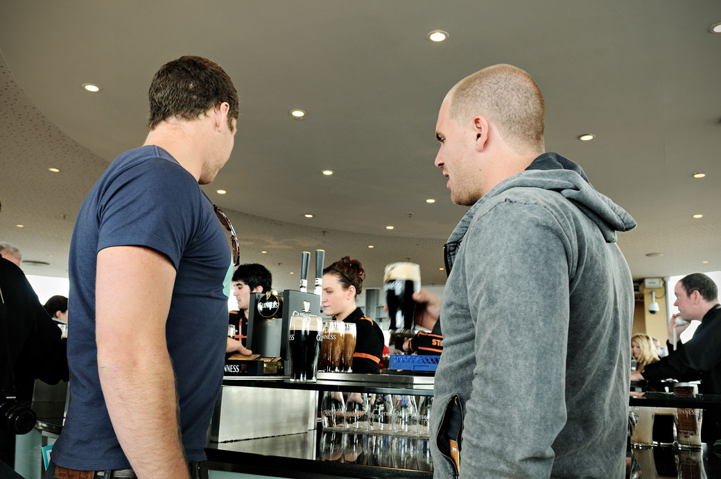 Deux hommes boivent une Guinness au Gravity Bar de Dublin, Irlande