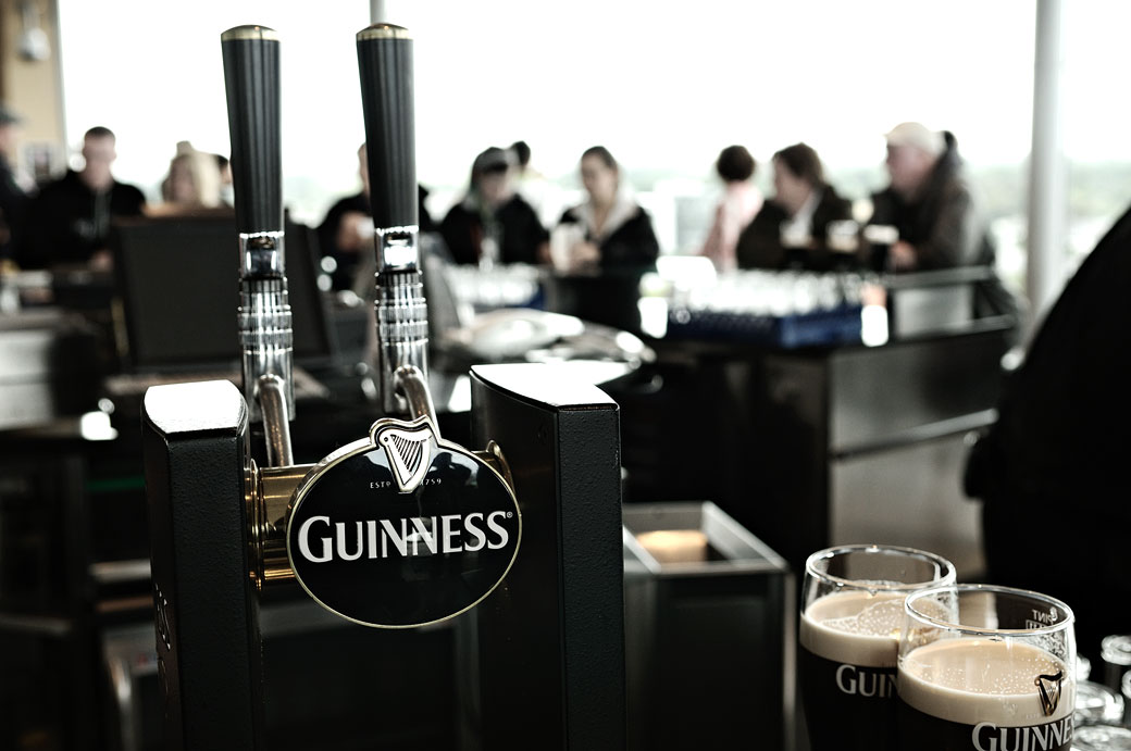 Tireuse à bière Guinness au Gravity Bar à Dublin, Irlande
