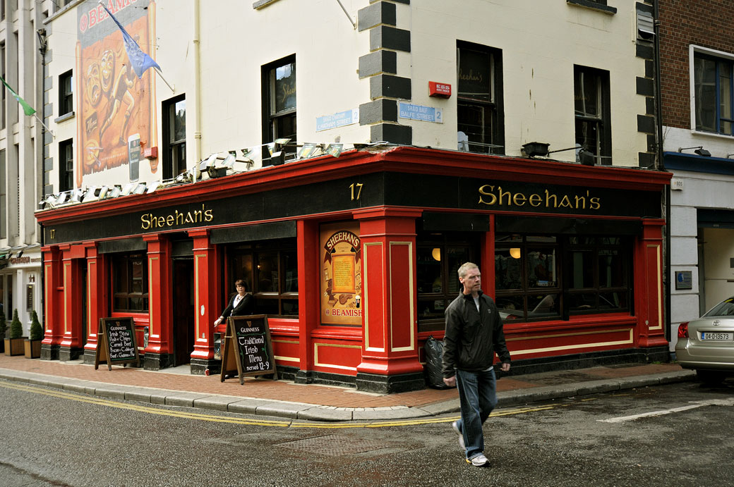 Un homme passe devant le Sheehan's Pub à Dublin