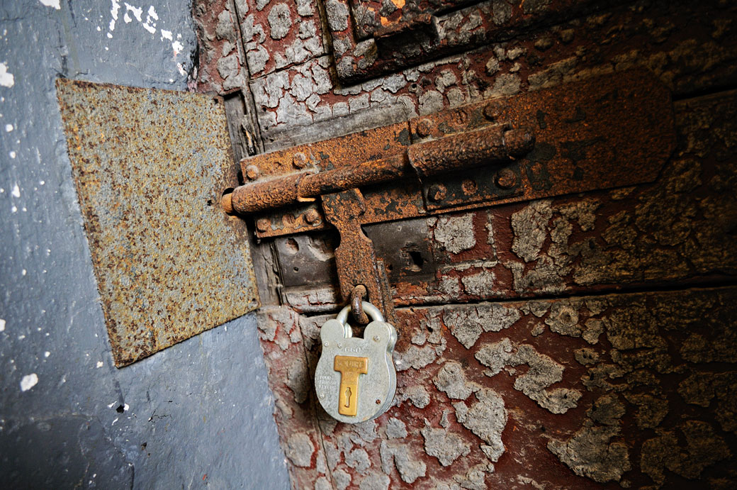 Vieille porte de cellule de la prison de Kilmainham fermée par cadenas