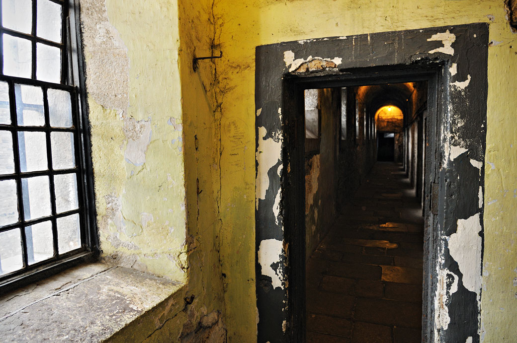 Couloir sombre à la prison de Kilmainham de Dublin, Irlande