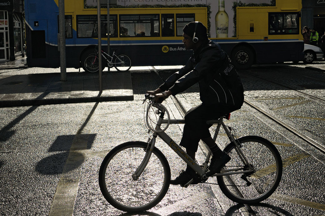 Homme sur un vélo au centre ville de Dublin, Irlande