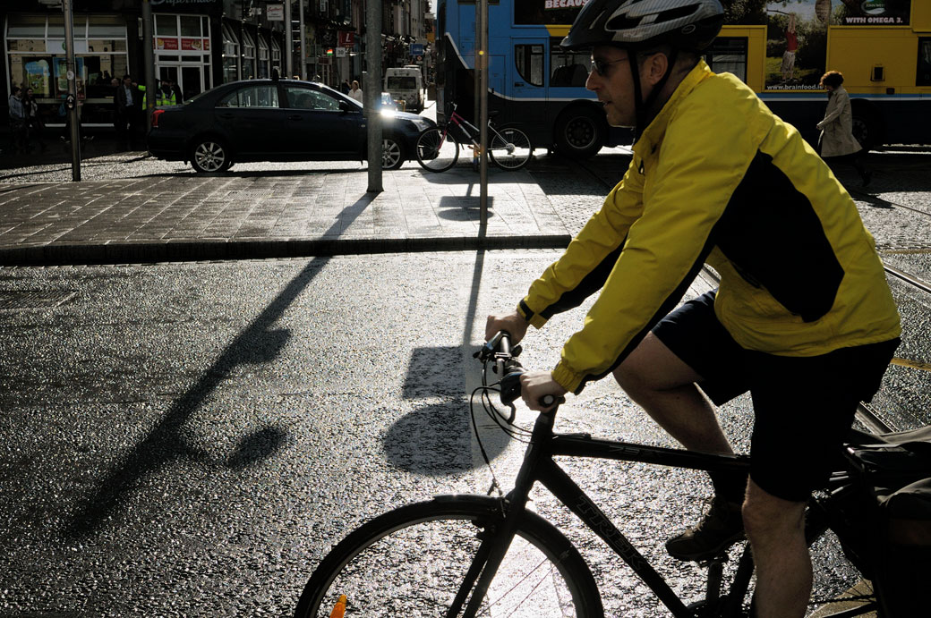 Cycliste au centre de Dublin, Irlande