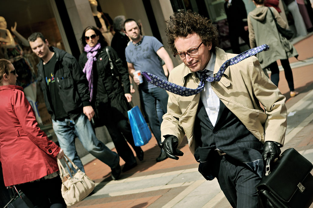 Artiste de rue immobile (Windswept Man) à Dublin, Irlande