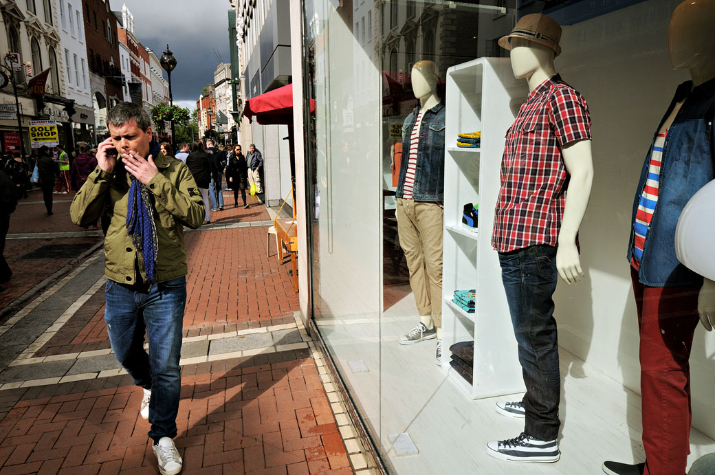 Homme qui fume à Grafton Street à Dublin, Irlande