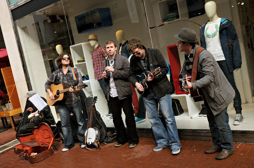 Groupe de musique devant une vitrine de Grafton Street à Dublin