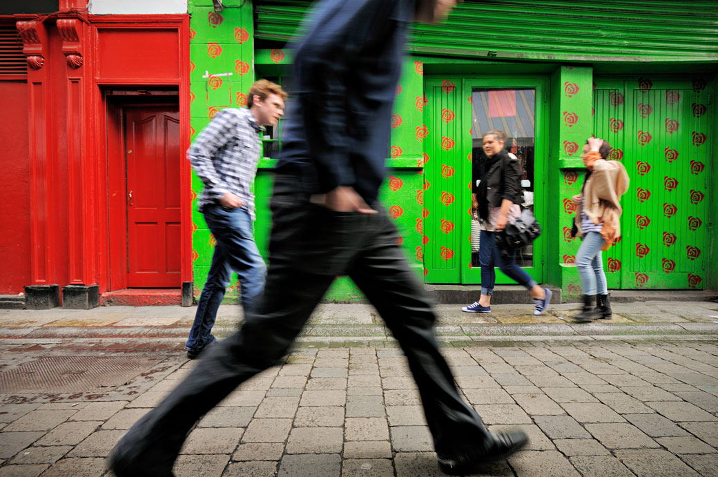 Passants dans la rue colorée de Dame Lame Street à Dublin, Irlande