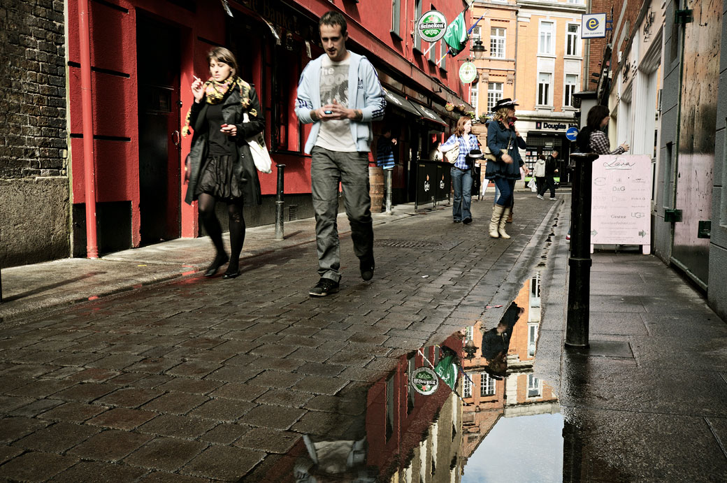 Reflet dans une rue de Dublin après une averse, Irlande