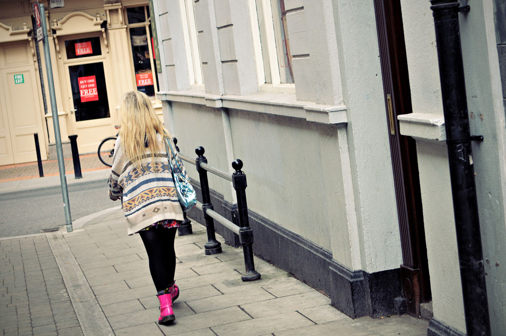 Femme blonde avec des chaussures roses à Dublin, Irlande