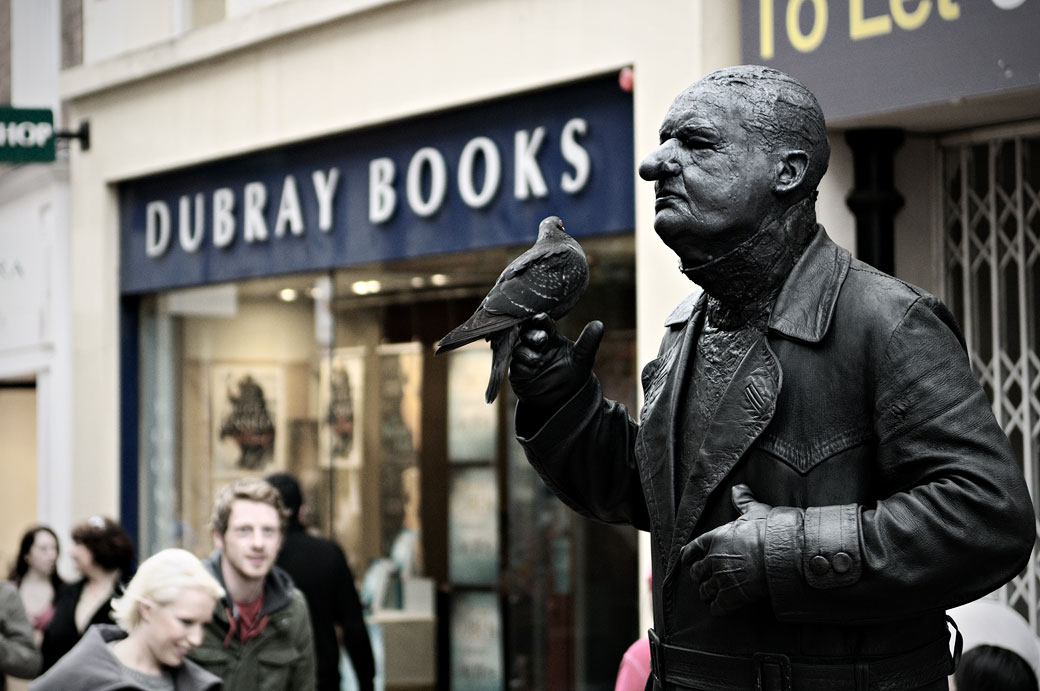 Statue humaine avec un pigeon sur Grafton Street à Dublin