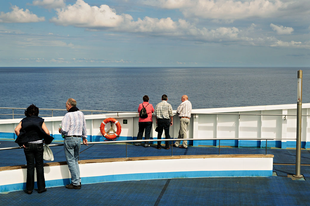 Groupe de personnes qui discutent sur un ferry pour la Sicile