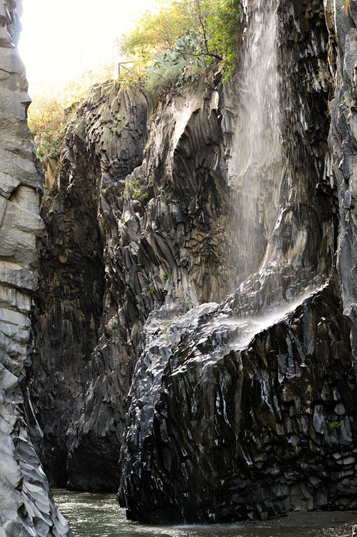 Chute d'eau dans les gorges de l'Alcantara en Sicile