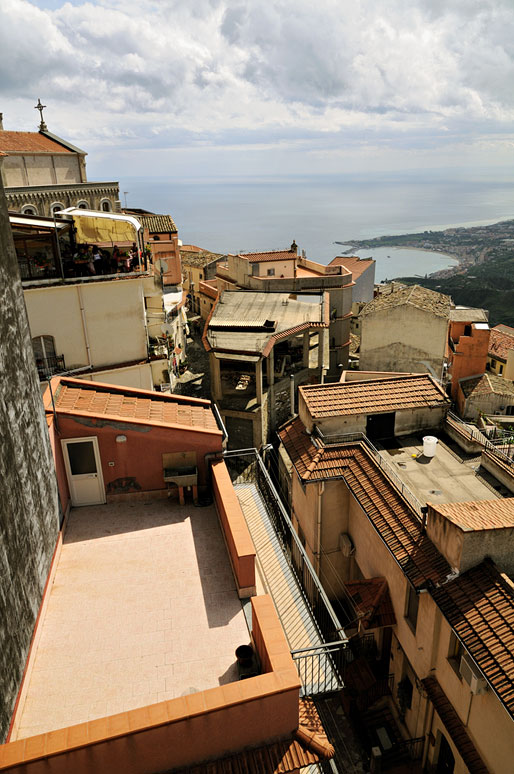 Les toits de Castelmola en Sicile, Italie