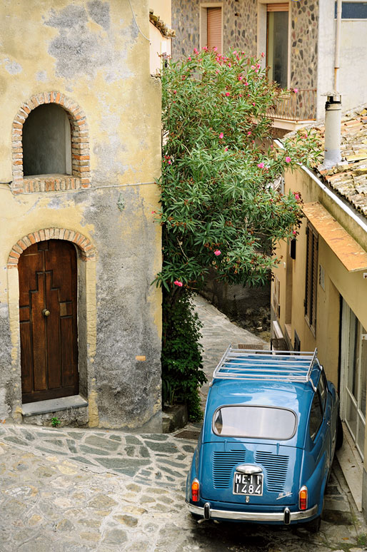 Fiat 600 dans une rue de Castelmola en Sicile, Italie