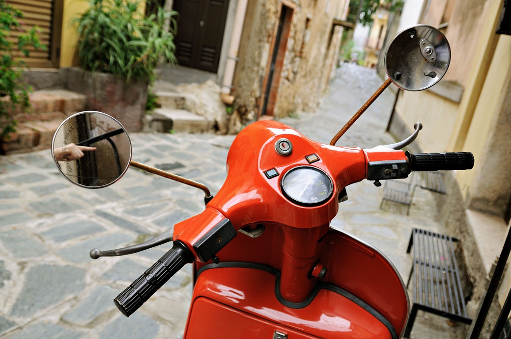 Scooter rouge dans une rue de Castelmola en Sicile, Italie