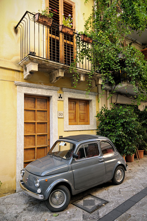 Fiat 500 grise dans une rue de Taormine en Sicile, Italie