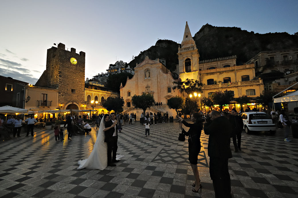 Mariage sur la Piazza IX Aprile à Taormine en Sicile, Italie