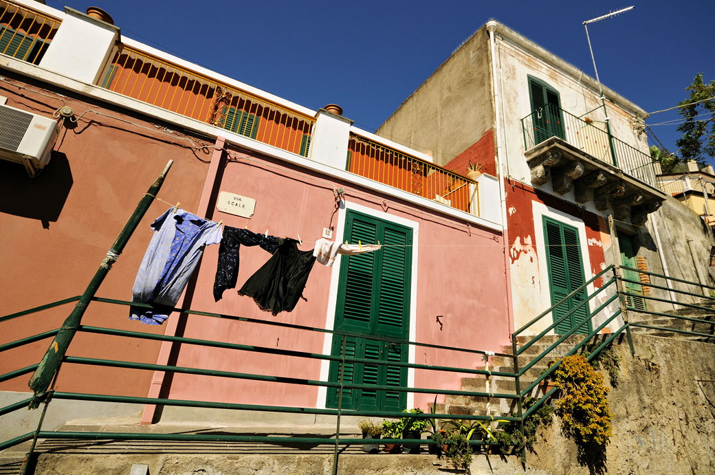 Linge qui sèche à Santa Maria la Scala en Sicile, Italie