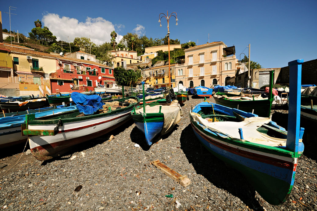 Bateaux à Santa Maria la Scala en Sicile, Italie