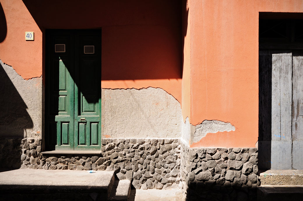 Porte et façade à Santa Maria la Scala en Sicile, Italie