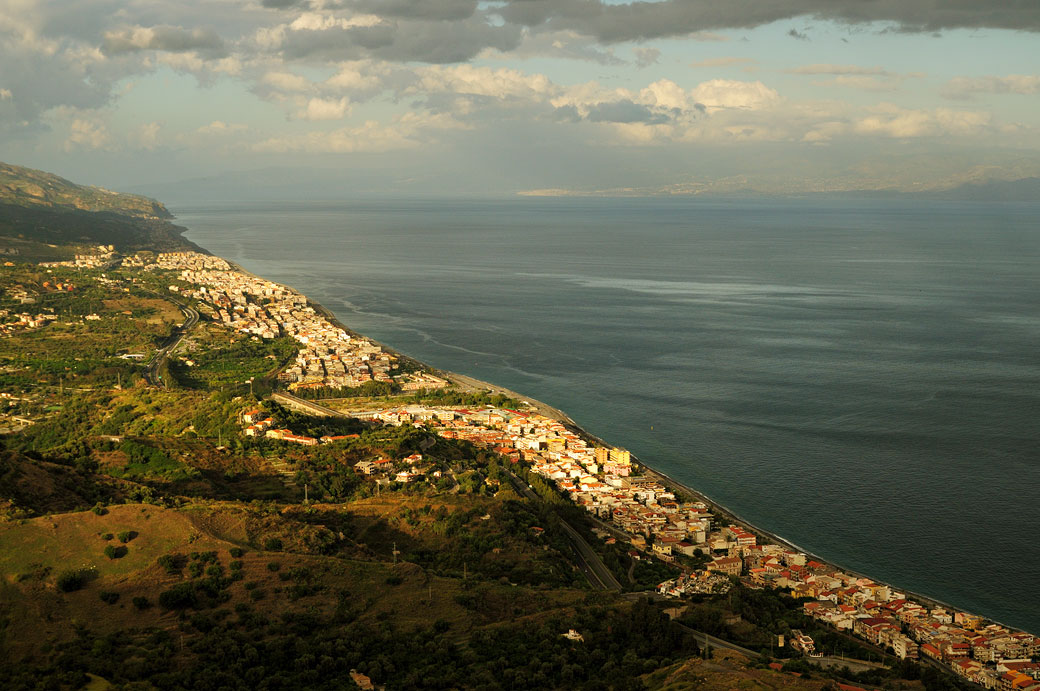 Côte Ionienne de la Sicile depuis le village de Forza d'Agrò, Italie