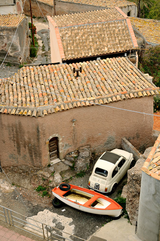 Fiat 500 blanche et bateau à Forza d'Agrò en Sicile, Italie