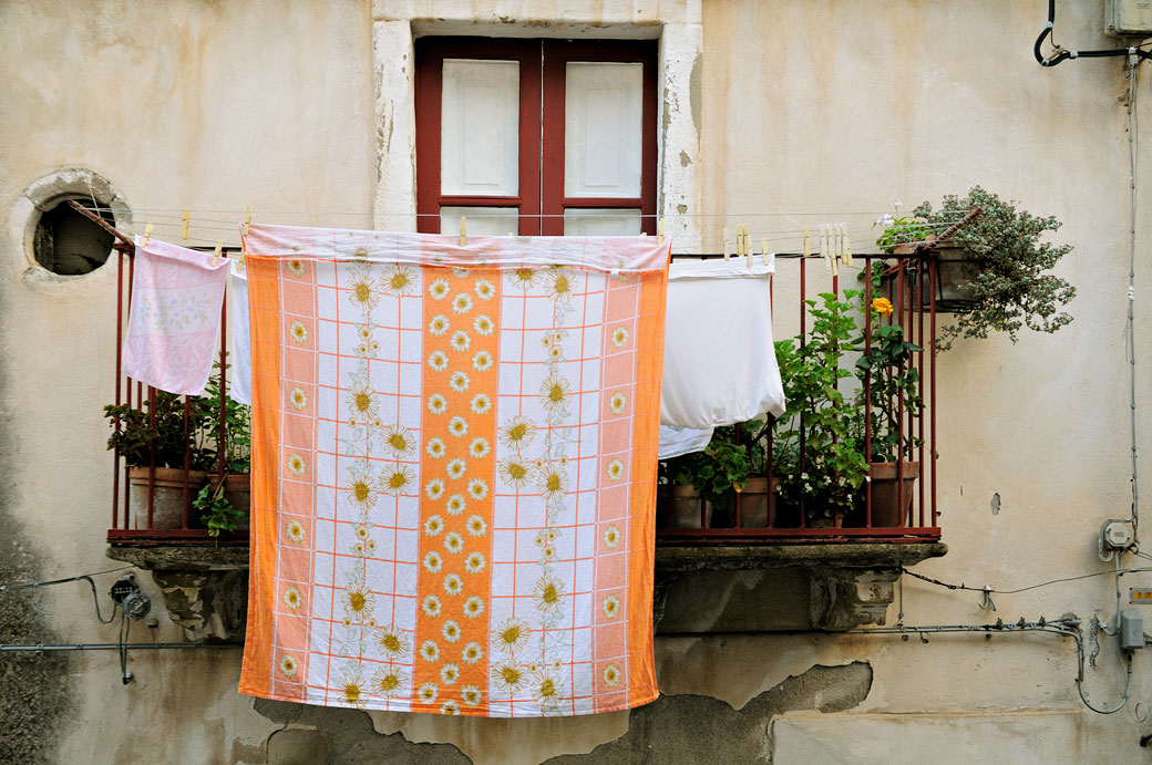 Linge sur un balcon de Forza d'Agrò en Sicile, Italie