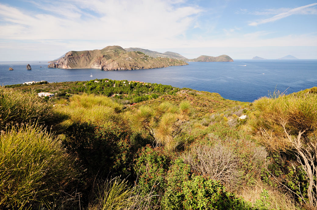 Les îles Éoliennes depuis Vulcanello en Sicile, Italie