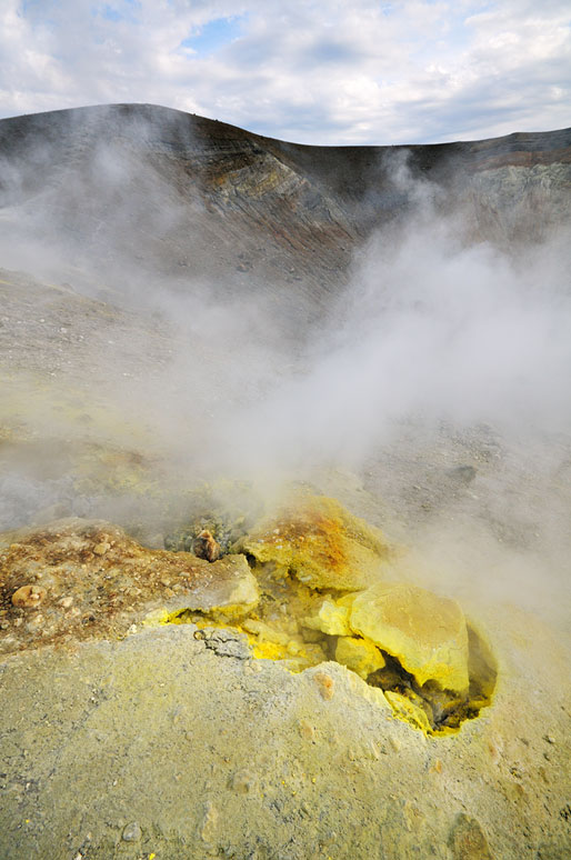 Soufre et fumerolles sur le cratère de Vulcano en Sicile, Italie