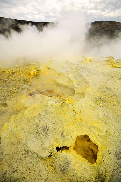 Soufre et fumerolles sur l'île de Vulcano en Sicile, Italie