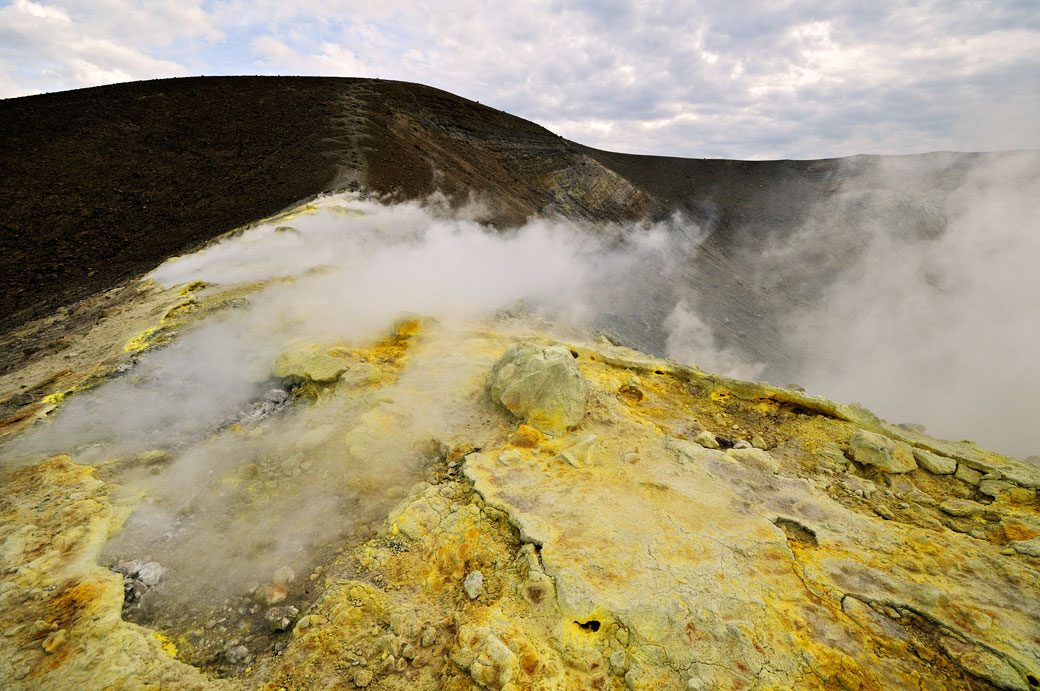 Terre de soufre et de feu à Vulcano en Sicile, Italie