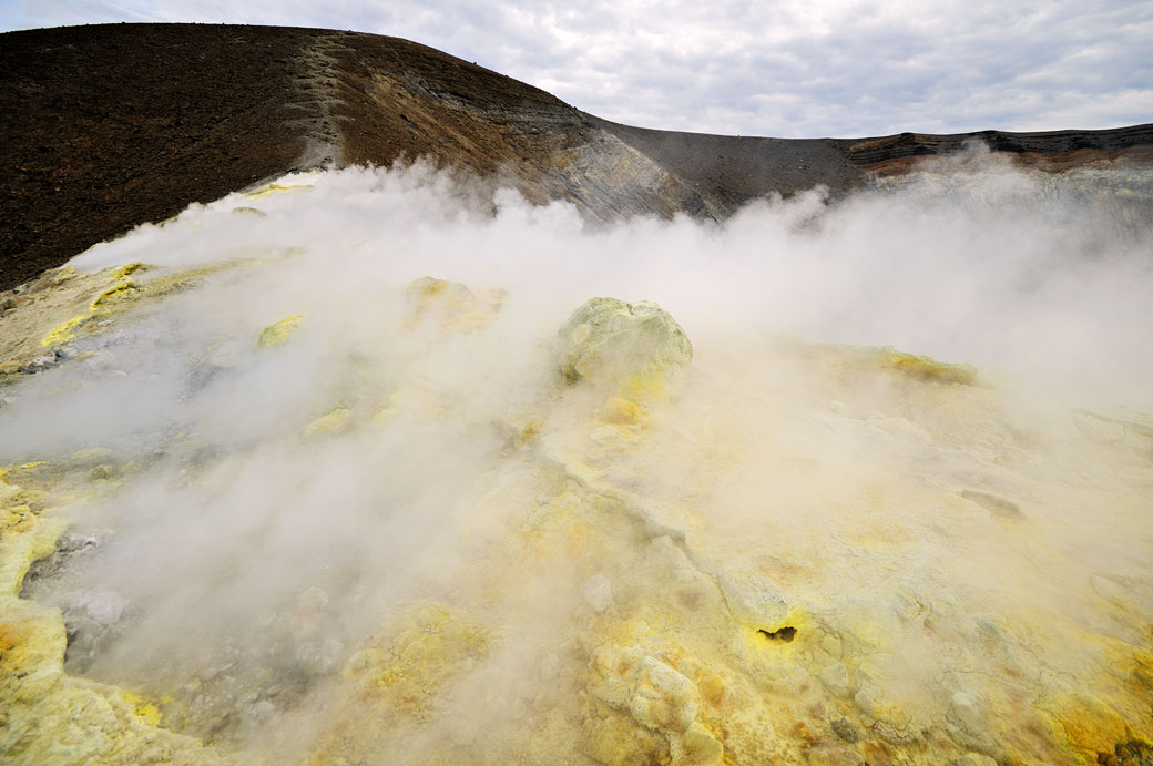 Cratère fumant sur l'île de Vulcano en Sicile, Italie