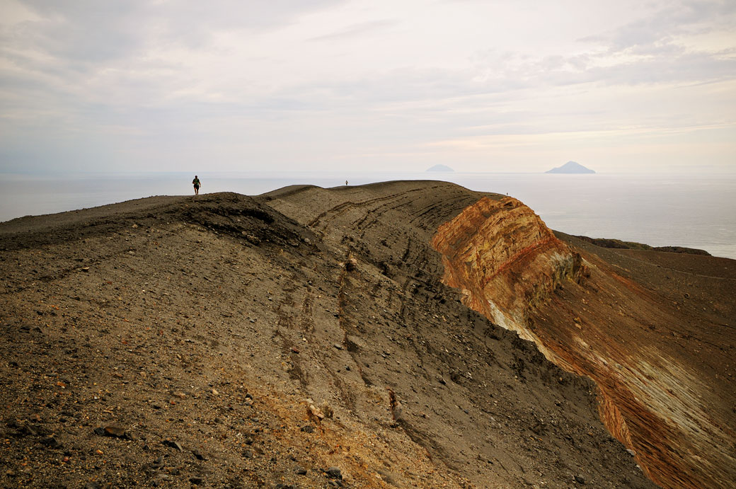 Sur le bord du cratère de Vulcano en Sicile, Italie