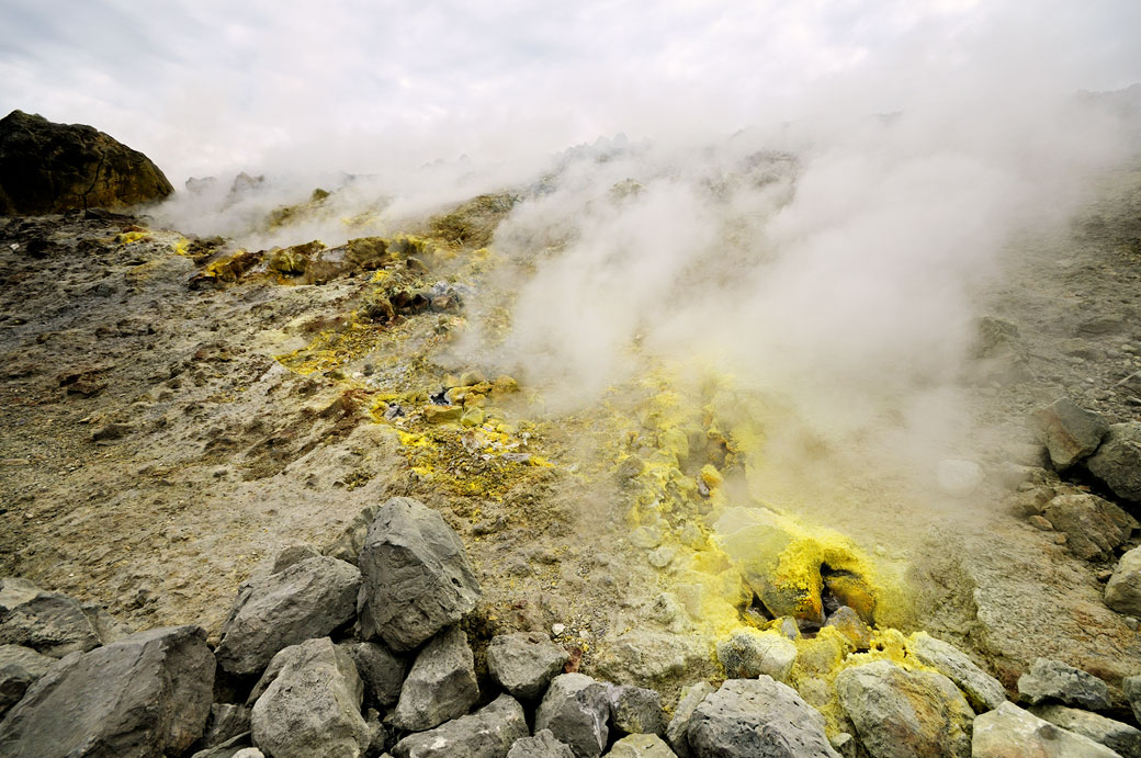 Fumerolles et soufre dans le cratère de Vulcano en Sicile, Italie