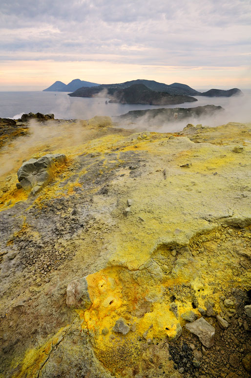 Lipari et Salina depuis le cratère de Vulcano en Sicile, Italie