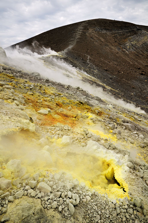 Fumerolles sur les flancs de Vulcano en Sicile, Italie