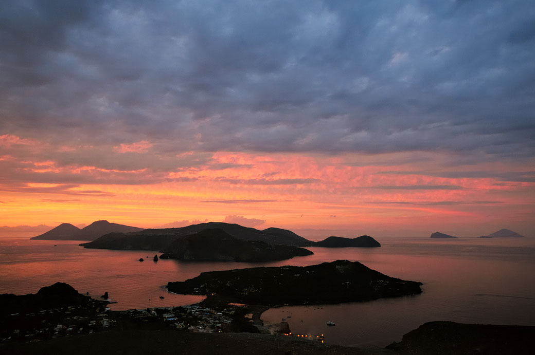 Fin de journée aux îles Éoliennes en Sicile, Italie