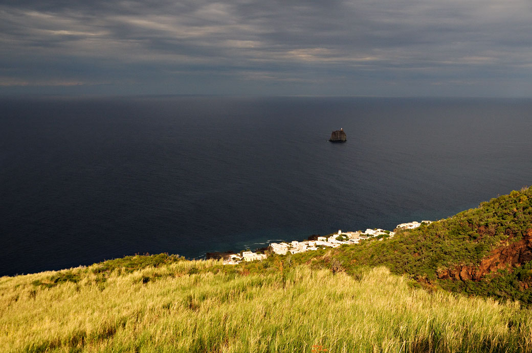 Strombolicchio dans la pénombre en Sicile, Italie