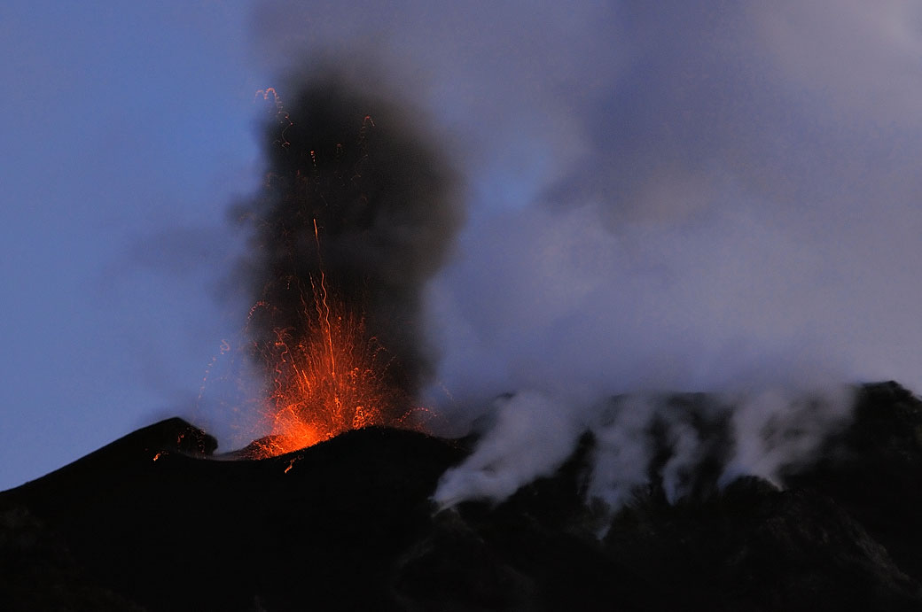 Explosion sur le volcan Stromboli en Sicile, Italie