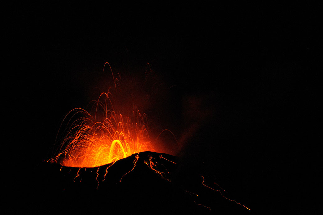 Éruption sur le volcan Stromboli en Sicile, Italie