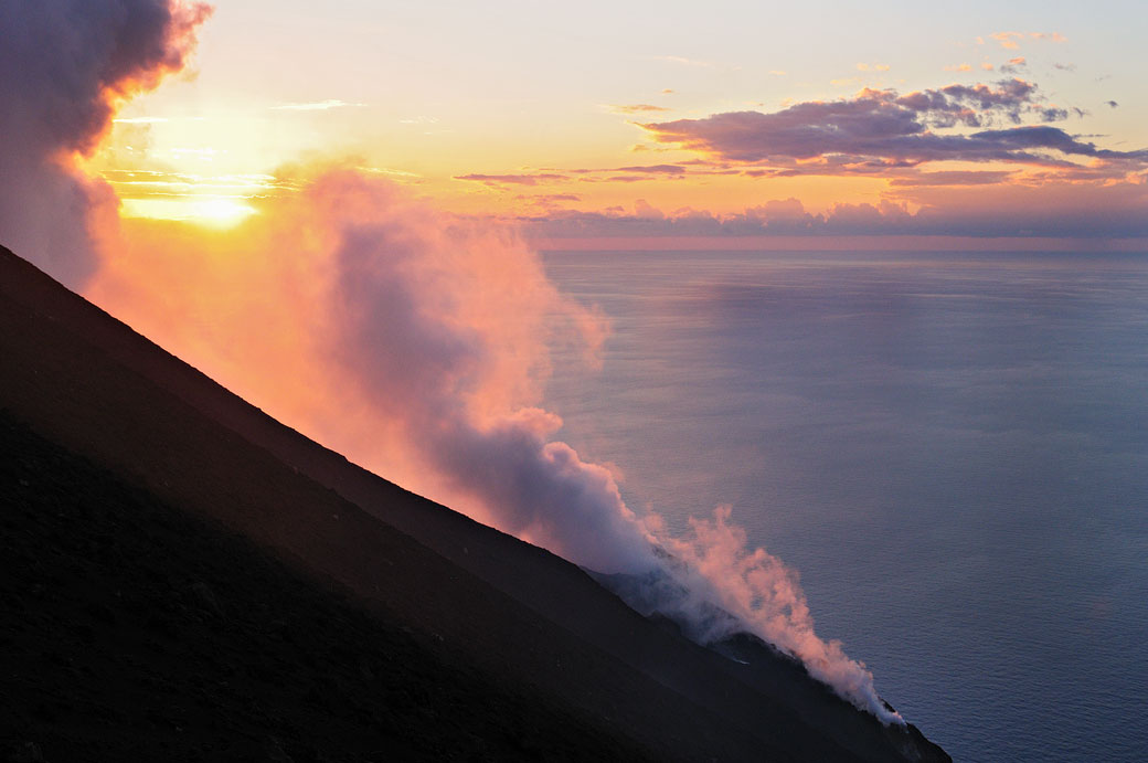 Fumée au sommet du Stromboli au coucher du soleil, Italie