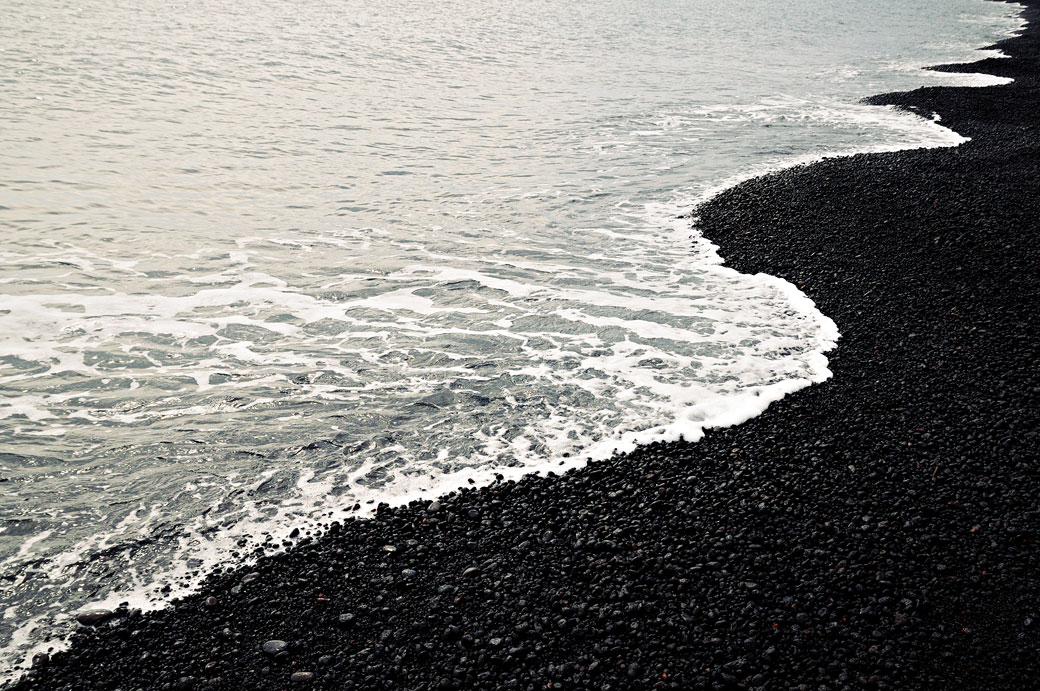 Plage noire sur l'île de Stromboli en Sicile, Italie