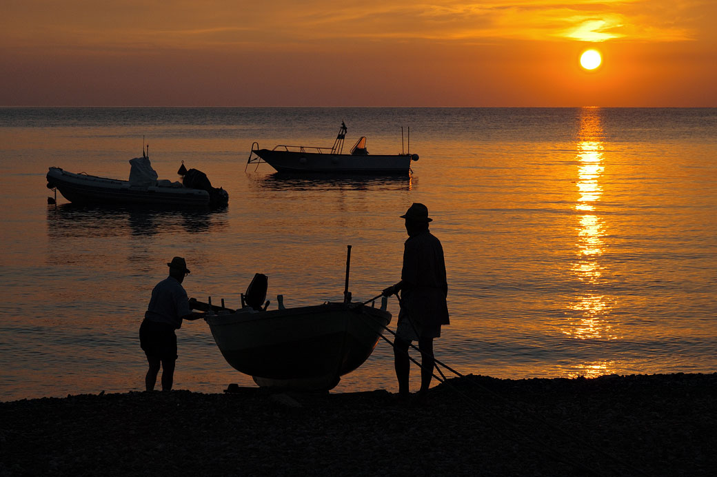 Pêcheurs sur la plage de Canneto au lever du soleil, Italie