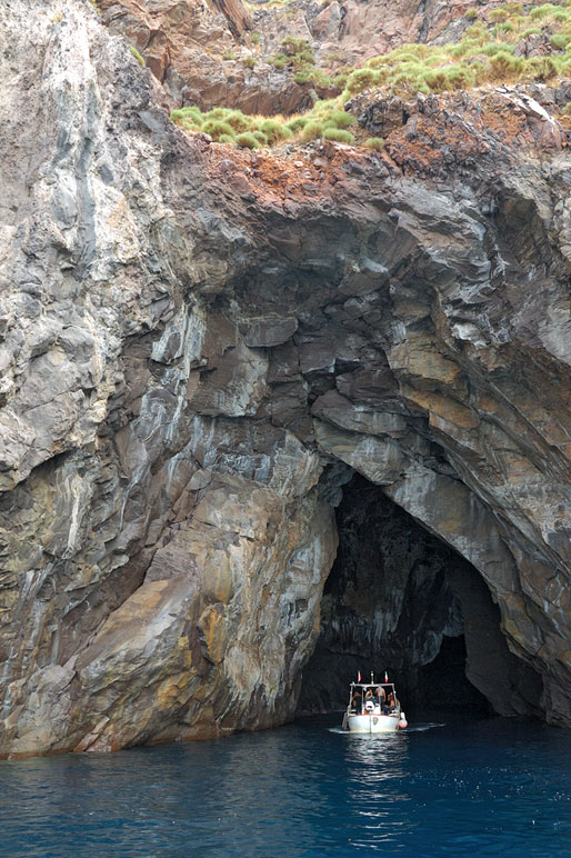 Grotta del Cavallo à Vulcano en Sicile, Italie