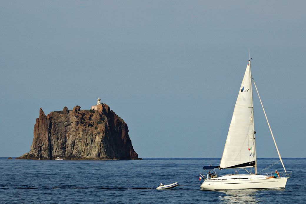 Voilier devant le Strombolicchio en Sicile, Italie