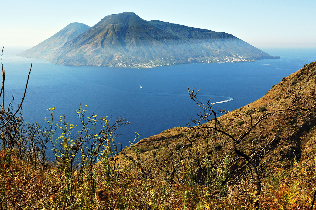 Vue sur Salina depuis l'île de Lipari en Sicile, Italie