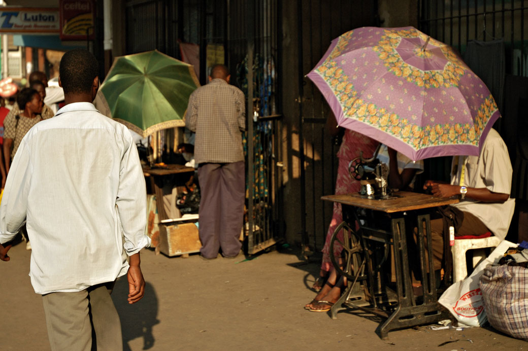 Ombrelles et couturiers dans les rues de Blantyre, Malawi