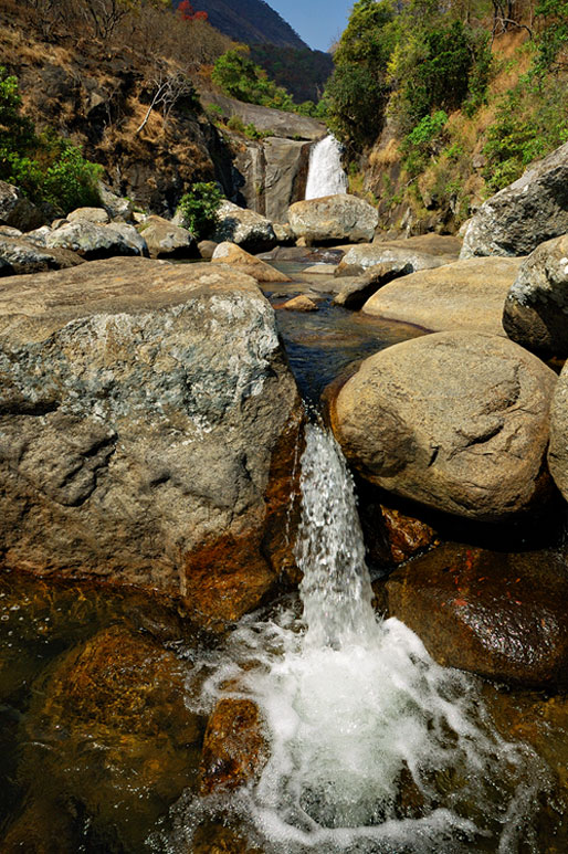 Chute et rochers sur le massif du Mulanje, Malawi