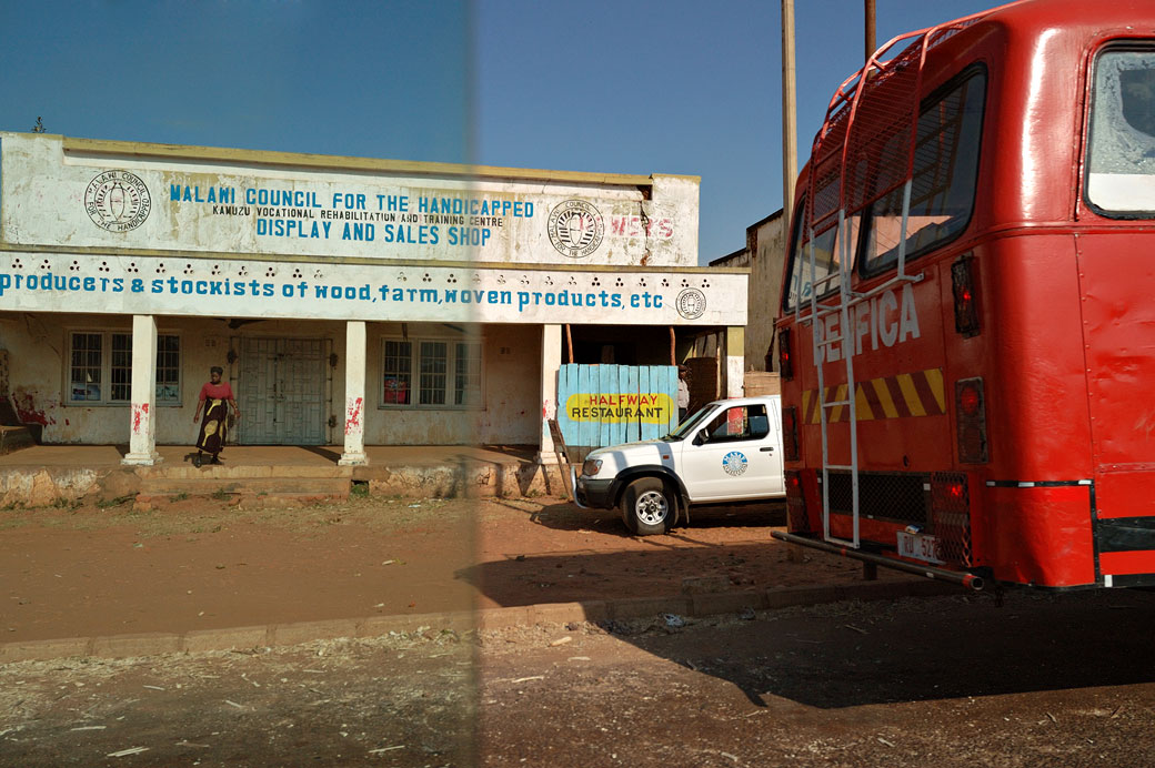 Bus rouge dans un rue au Malawi